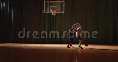 两名年轻的篮球运动员进行篮球比赛，业余选手进行场地运动，球拍剪影运球